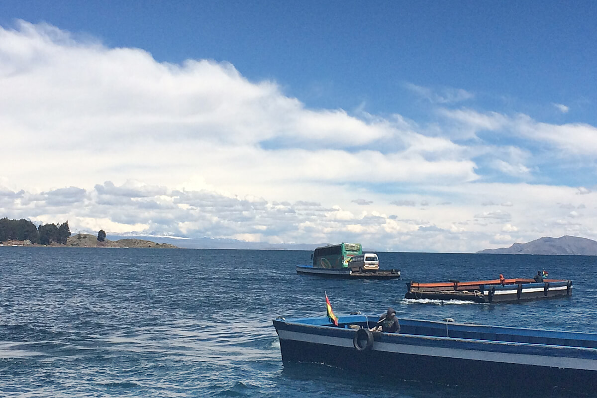 Fährfahrt mit Flössen über den Titicacasee