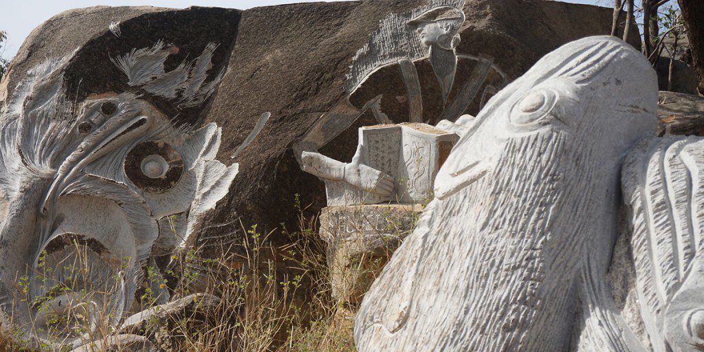 Granit-Skupturen im Parque de skulptures sur granit bei Ouagadougou