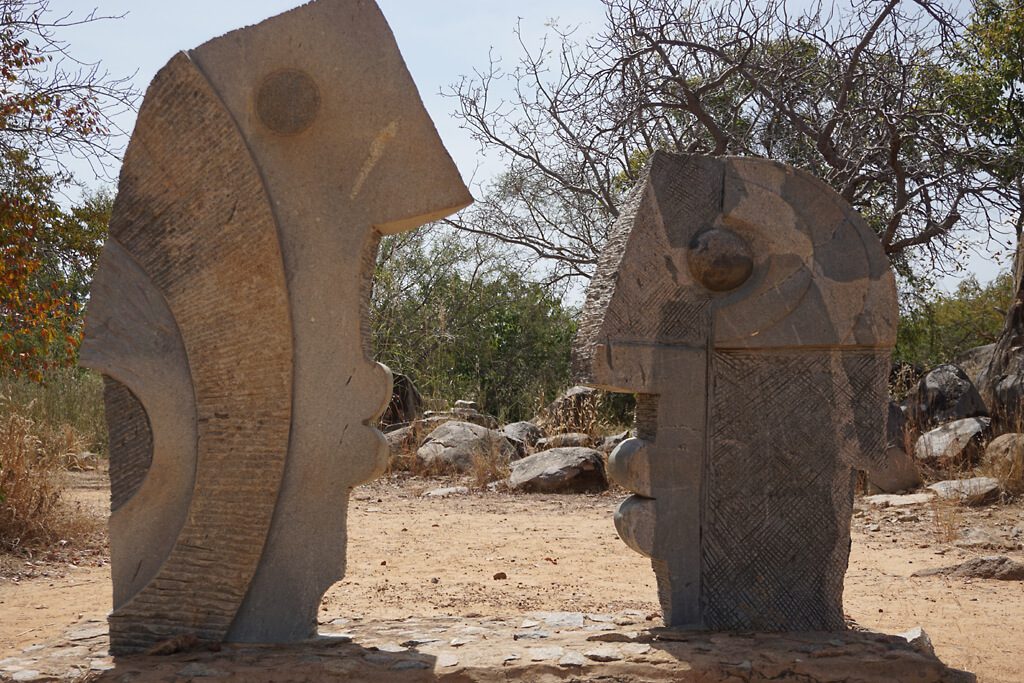 Skulpturen aus Stein im parque des skulptures sur granit in Laongo bei Ouagadougou