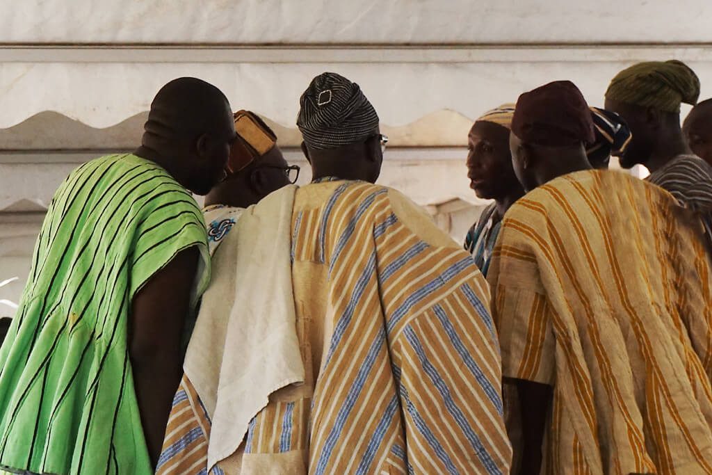 Beratung traditionell gekleideter Vertrauensmänner vor Ankunft des Chefs zum Thronjubiläum Aschanti