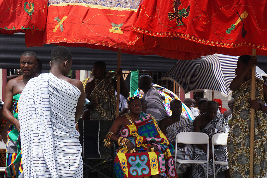 König beim Thronjubiläum der Aschanti in Kumasi unter Schirm
