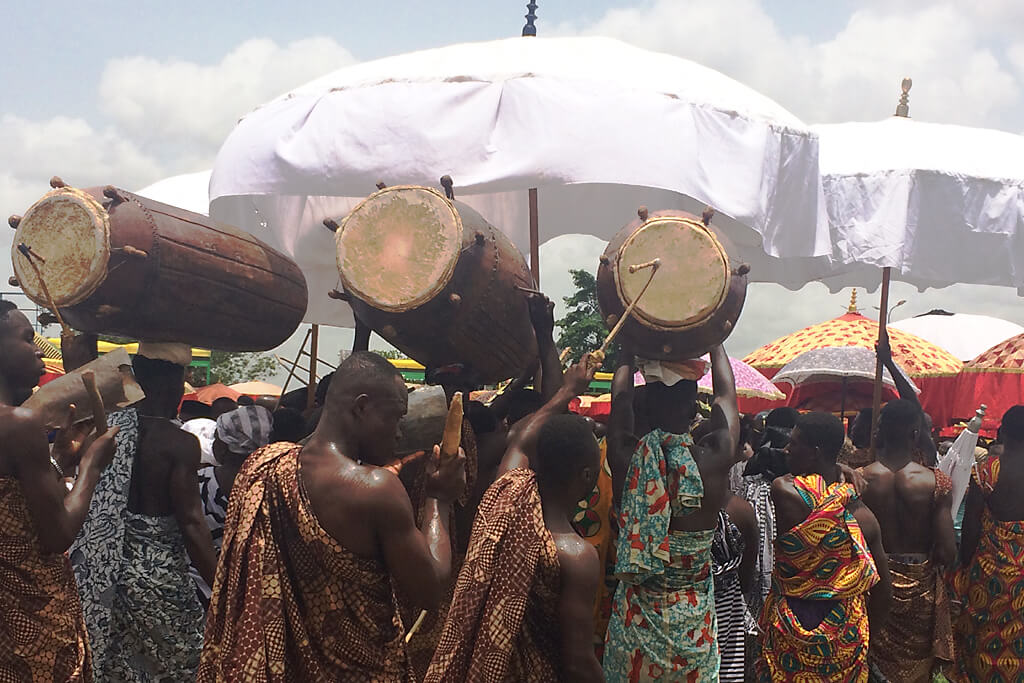 Traditionelle Trommel in Ghana zum Einmarsch am Thronjubiläum des Ashanti Königs