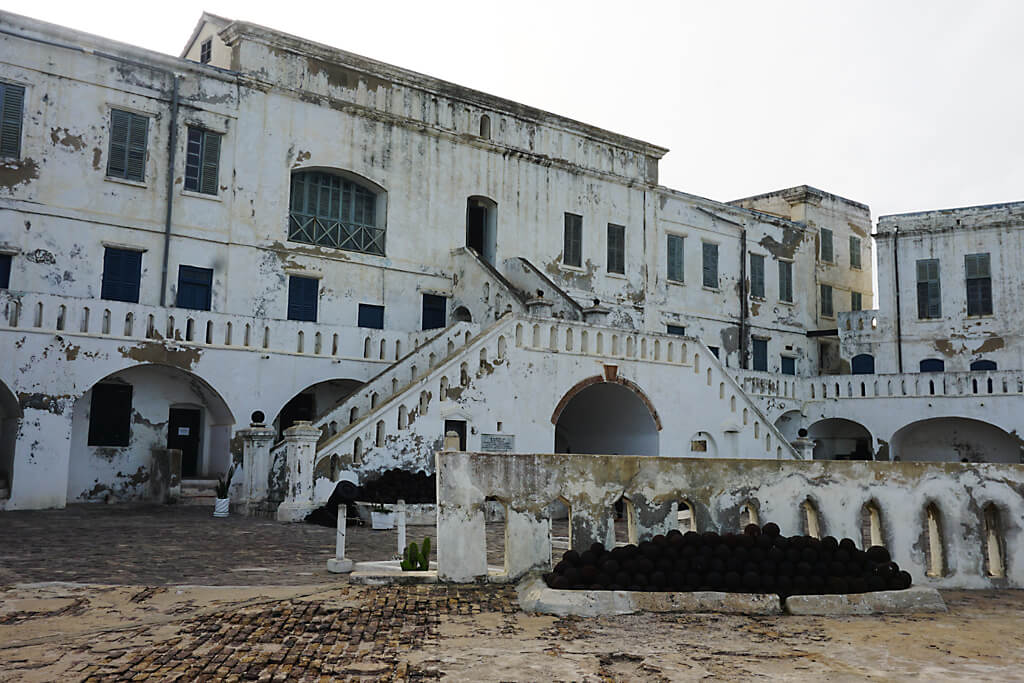 Innenhof der Sklavenburg Cape Coast in Ghana