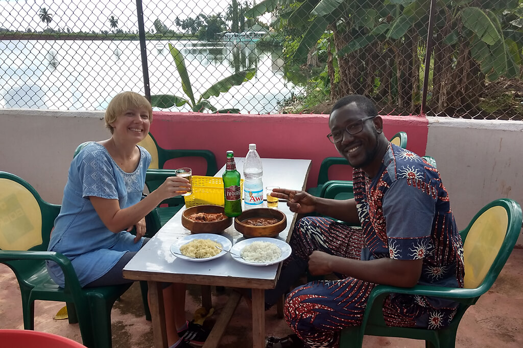 Essen in einer Maquis in Yamoussoukro