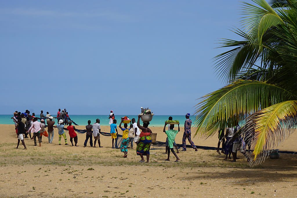 Traditionelle Fischerei am Strand von Togo in Aneho