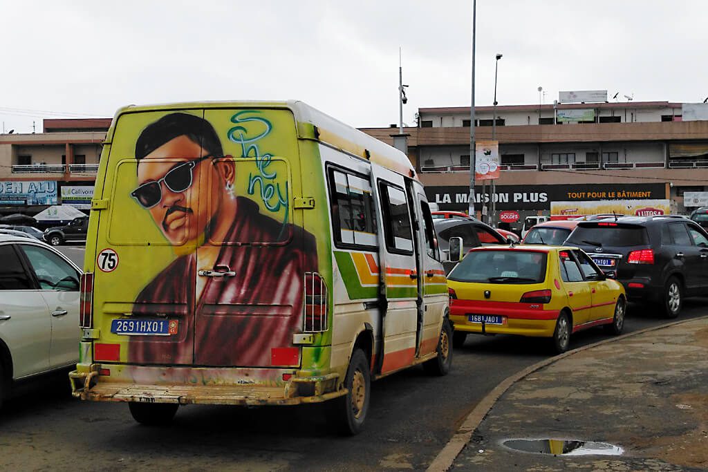 Gbaka im Verkehrsstau in Abidjan