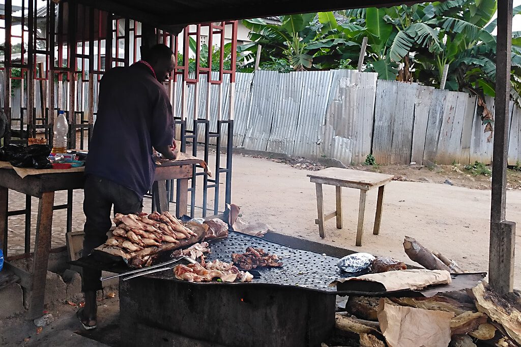 Verkauf von gegrilltem Hähnchen in Abidjan