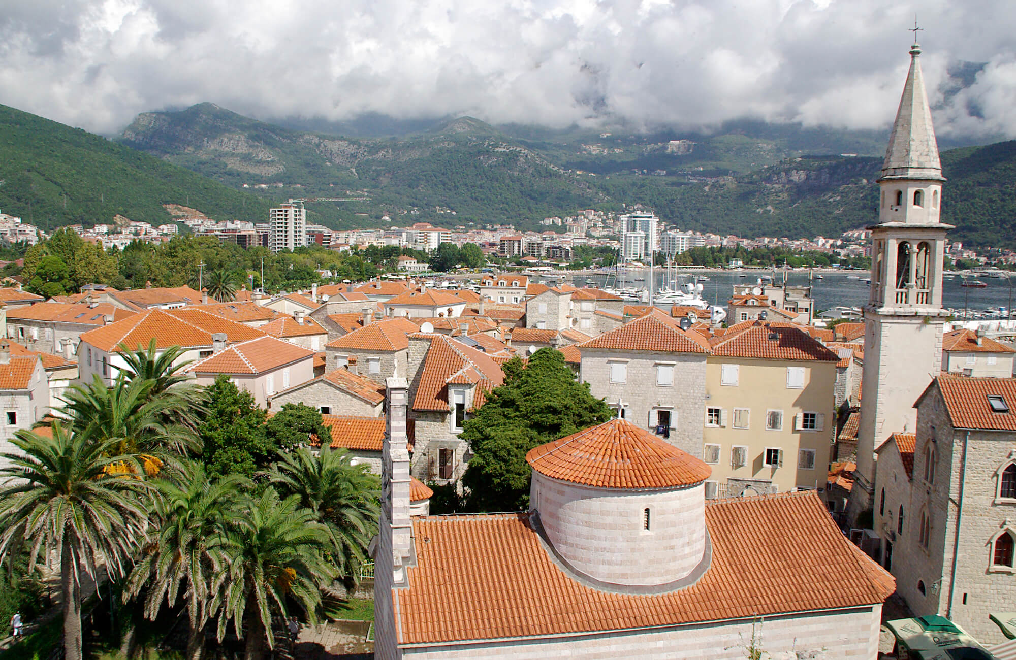 Blick über die Dächer von Budva