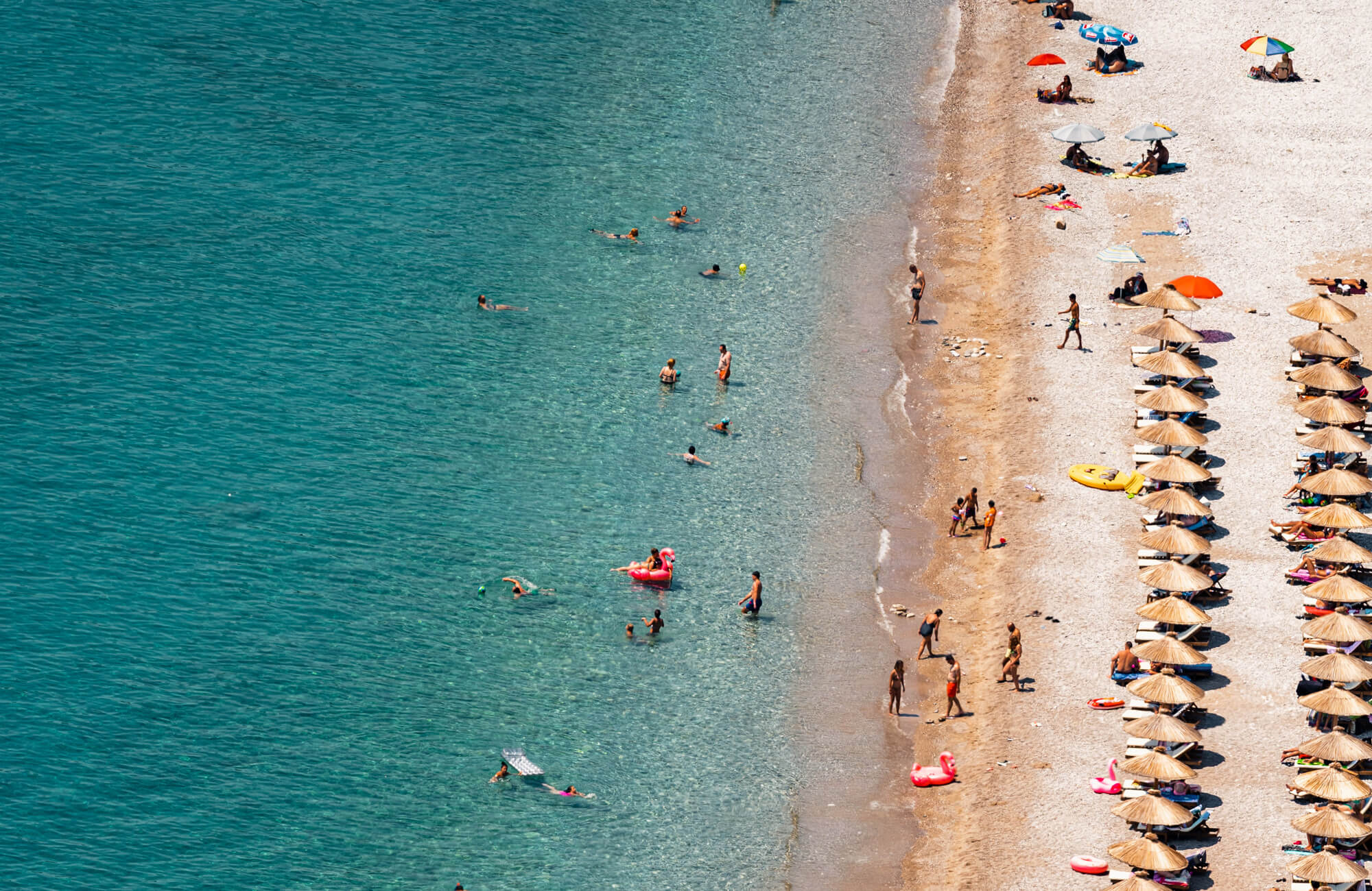 Luftbild auf einen Strand in Montenegro