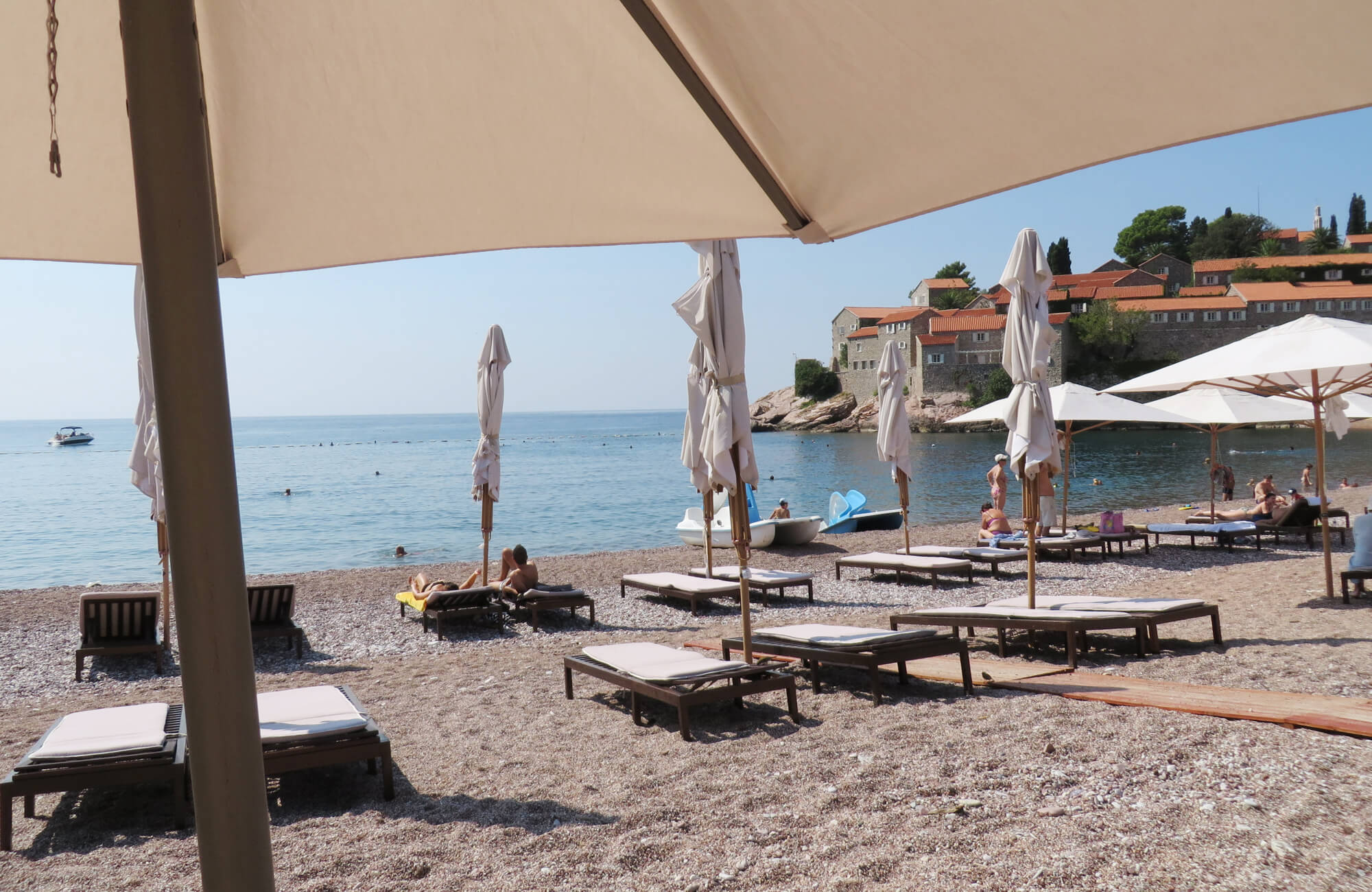 Sonnenschirme am Strand von Sveti Stefan