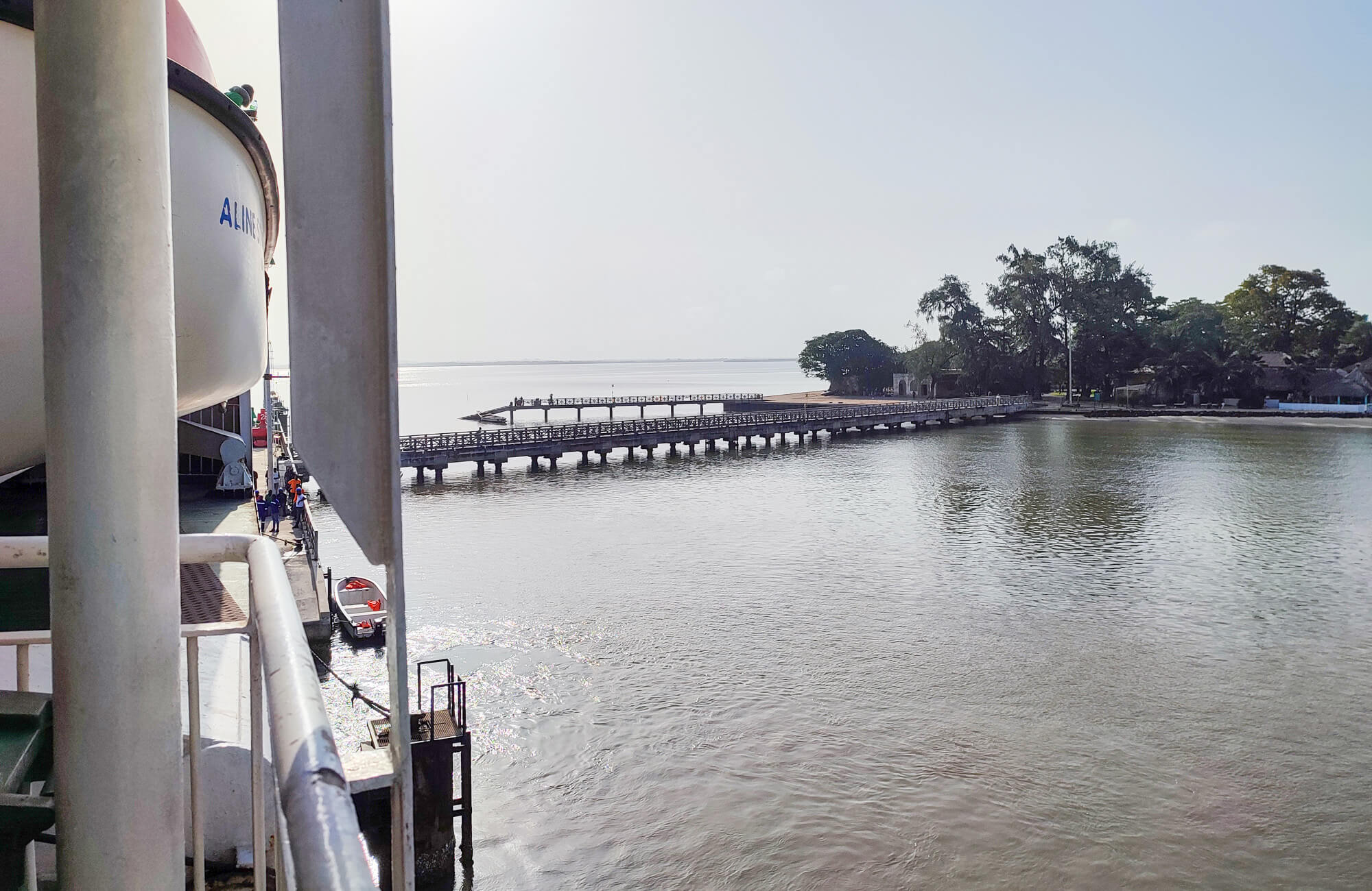 Anlegen  am Fährsteg der Insel Carabane