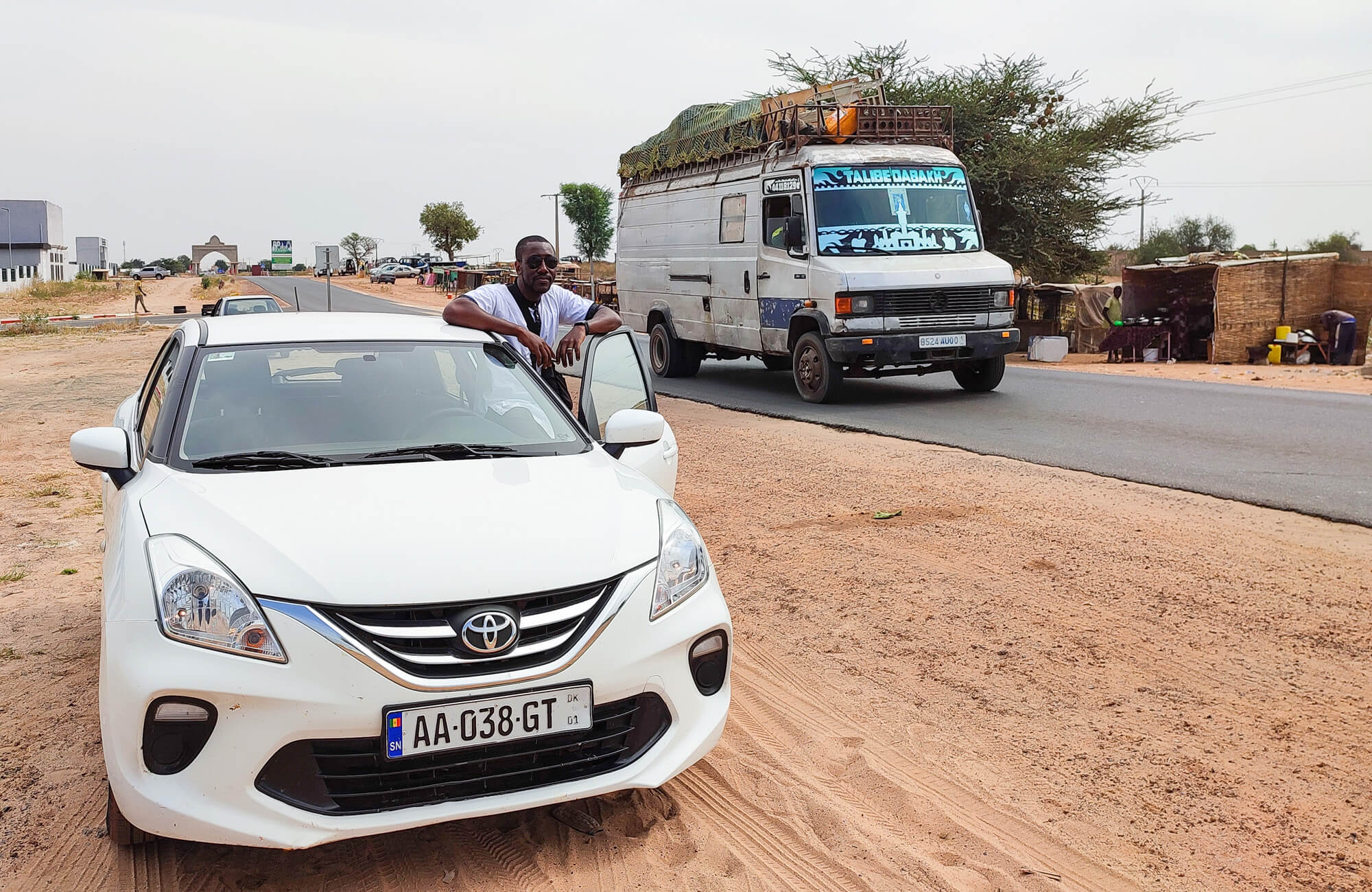 Mietwagen im Senegal neben der Strasse vor Touba