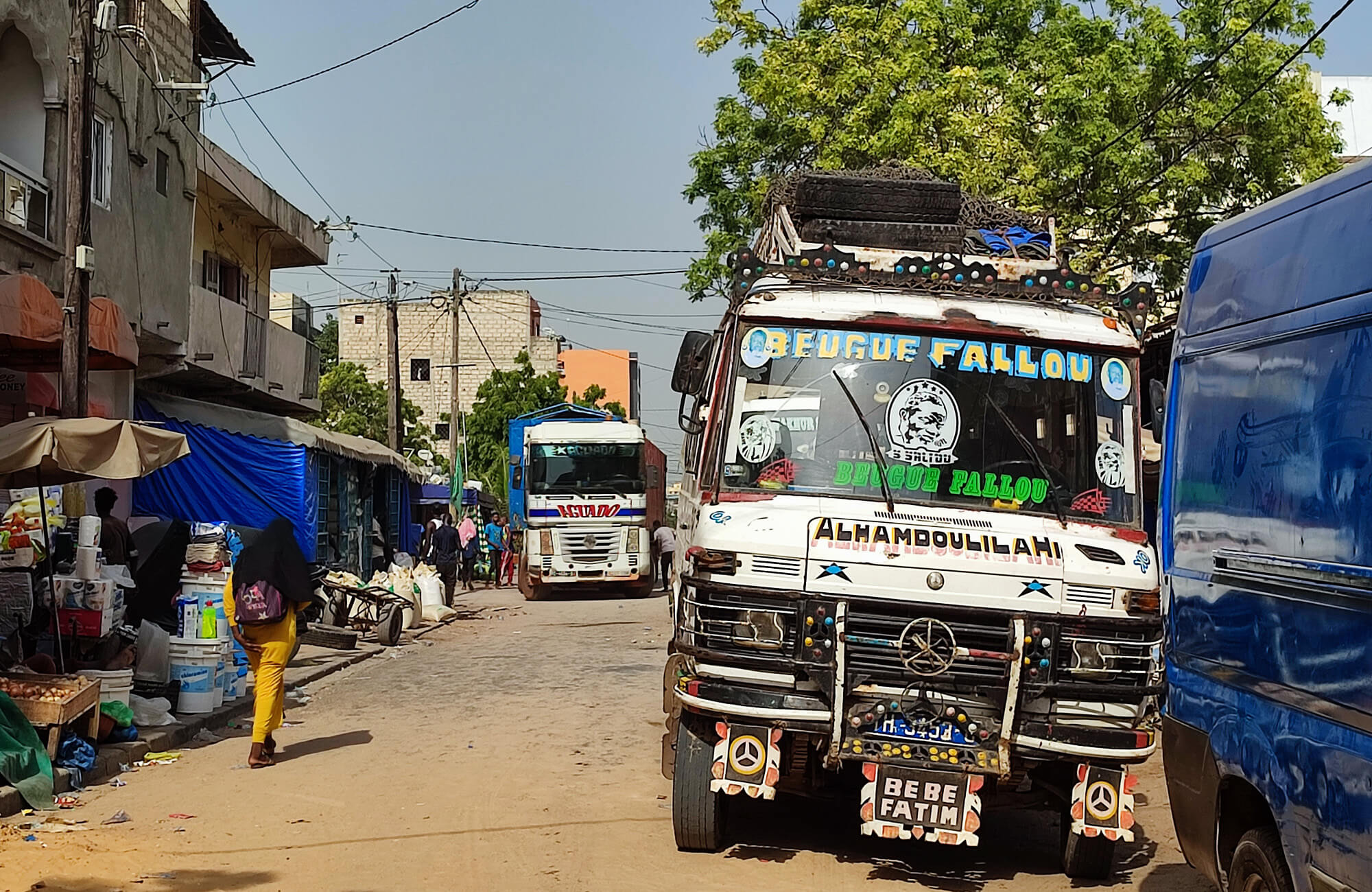 Laster in Strassen von Dakar