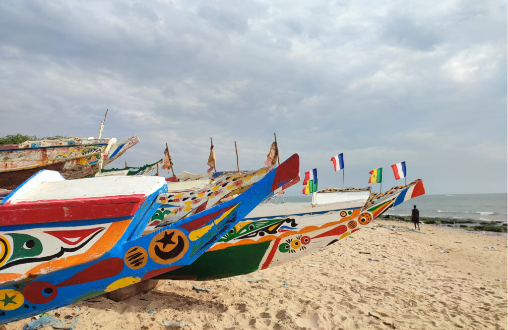 Fischerboote am Strand von Mbour in Senegal