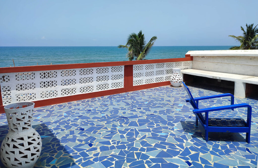 Blick von der Dachterrasse des Gästehauses La Maison Bleue in Togo