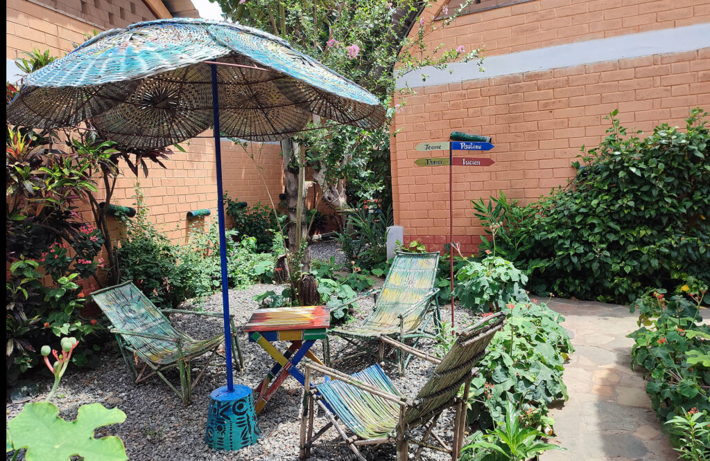Sitzgelegenheit im Garten im Hotel Amedzepe