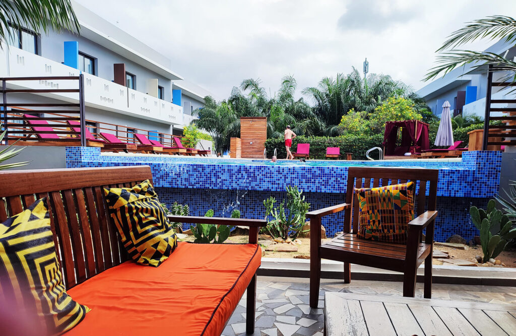 Pool im Onomo Hotel in Lomé