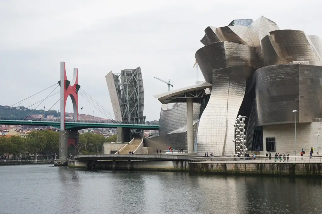 guggenheim museum von Bilbao im zentralem Stadttail Ensache